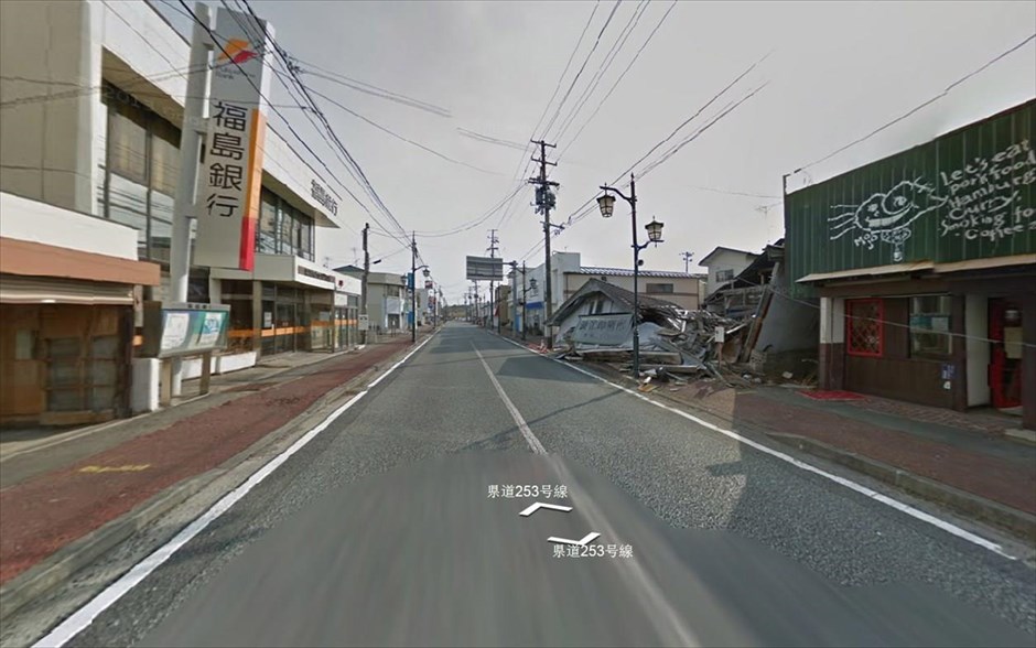 Εικόνες από την κατεστραμμένη περιοχή της Φουκουσίμα - Νάμιε. Πολλά κτήρια κατέρρευσαν κατα τη διάρκεια του σεισμού στην πόλη Νάμιε και τα συντρίμια παραμένουν ακόμη στους δρόμους. Η πόλη Νάμιε είναι πλέον μία πόλη φάντασμα. (Μάρτιος 2013)
