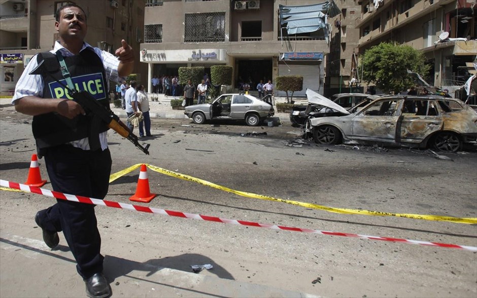 Αίγυπτος: Εκρηξη παγιδευμένου αυτοκινήτου. Αστυνομικός ζητά από τους δημοσιογράφους και τους περαστικούς να απομακρυνθούν από το σημείο της έκρηξης παγιδευμένου αυτοκινήτου, κοντά στο σπίτι του αιγύπτιου υπουργού Εσωτερικών Μοχάμεντ Ιμπραήμ. Πηγές στους κόλπους των δυνάμεων ασφαλείας δήλωσαν στο Reuters ότι από την επίθεση τραυματίστηκαν τουλάχιστον τέσσερα άτομα.
 