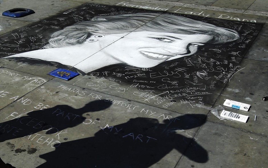 Λονδίνο: Πορτραίτο της πριγκίπισσας Νταϊάνα σε πεζοδρόμιο. Καλλιτέχνης του δρόμου φιλοτέχνησε ένα πορτραίτο της πριγκίπισσας Νταϊάνα σε πεζοδρόμιο, μπροστά από την πλατεία Τράφαλγκαρ στο Λονδίνο.