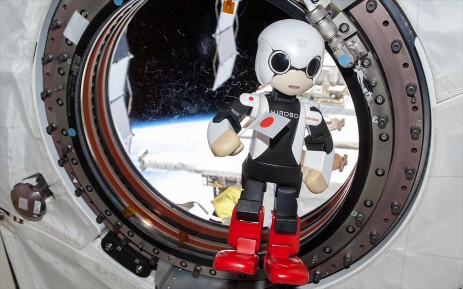 Ιαπωνία: Το διαστημικό ρομπότ Kirobo. «Στις 21 Αυγούστου, 2013, ένα ρομπότ έκανε ένα μικρό βήμα προς ένα λαμπρότερο μέλλον για όλους» είπε ο μικρόσωμος Kirobo- το ιαπωνικό διαστημικό ρομπότ της Dentsu και του Πανεπιστημίου του Τόκιο που βρίσκεται στον Διεθνή Διαστημικό Σταθμό.
Ο Kirobo είπε τις πρώτες του λέξεις, μεταδίδοντας ένα μήνυμα από τον Σταθμό και απευθύνοντας τον χαιρετισμό του προς τους κατοίκους της Γης- και, με τον δικό του τρόπο, αποτίοντας φόρο τιμής στον Νηλ Άρμστρονγκ.