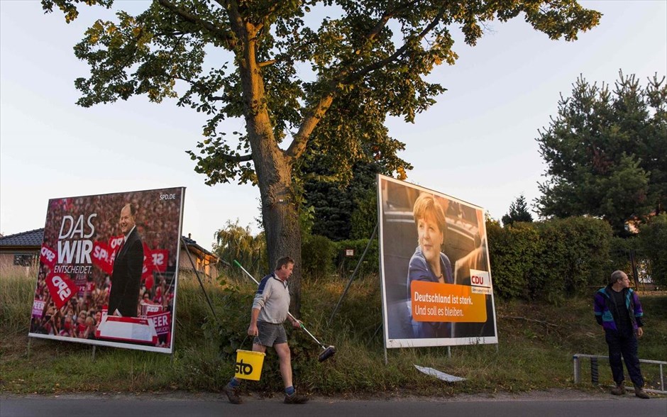 Προεκλογικός πυρετός στην Γερμανία. Προεκλογικές αφίσες των δύο βασικών διεκδικητών της καγκελαρίας έχουν τοποθετηθεί σε δρόμους του Βερολίνου. Σύμφωνα με δημοσκόπηση που δόθηκε σήμερα στη δημοσιότητα από το δημόσιο τηλεοπτικό δίκτυο ARD, η Χριστιανοδημοκρατική Ένωση (CDU) της Μέρκελ πιστώνεται με το 41% της πρόθεσης ψήφου και προηγείται των σοσιαλδημοκρατών (SPD) του κύριου αντιπάλου της, Πέερ Στάινμπρουκ, που συγκεντρώνουν το 27%.
 