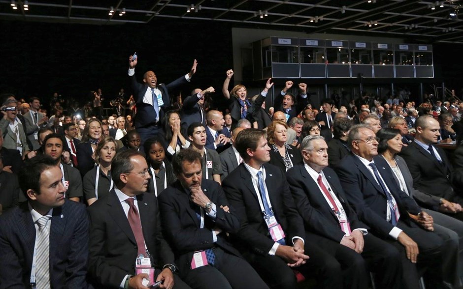 Παραμένει στο Ολυμπιακό πρόγραμμα η πάλη. Μέλη της Παγκόσμιας Ομοσπονδίας Πάλης (FILA) ξεσπούν σε πανηγυρισμούς στο άκουσμα της απόφασης της Διεθνούς Ολυμπιακής Επιτροπής για παραμονή του αγωνίσματος στο Ολυμπιακό πρόγραμμα και των Αγώνων του 2020. Στην ψηφοφορία που έγινε, η πάλη επικράτησε του σκουός και του μπέιζμπολ/σόφτμπολ, που διεκδικούσαν την είσοδό τους στο πρόγραμμα.