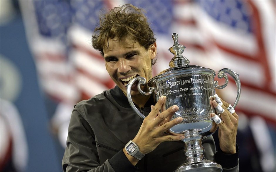 Ο Ναδάλ κατέκτησε το US Open. Ο Ράφα Ναδάλ επέστρεψε και, όπως δείχνουν τα πράγματα, είναι πιο δυνατός από ποτέ. Ο Ισπανός τενίστας νίκησε εύκολα στον τελικό του U.S. Open τον άλλοτε «εφιάλτη» του, Νόβακ Τζόκοβιτς, με 3-1 (6-2, 3-6, 6-4, 6-1) και επιβεβαίωσε ότι αυτή την περίοδο απλώς δεν παίζεται.&nbsp;Ο Ναδάλ έφτασε στους 13 τίτλους γκραν σλαμ και πέρασε στην τρίτη θέση της κατάταξης των αθλητών που έχουν πετύχει κάτι ανάλογο, πίσω από τους Ρότζερ Φέντερερ (17) και Πιτ Σάμπρας (14).