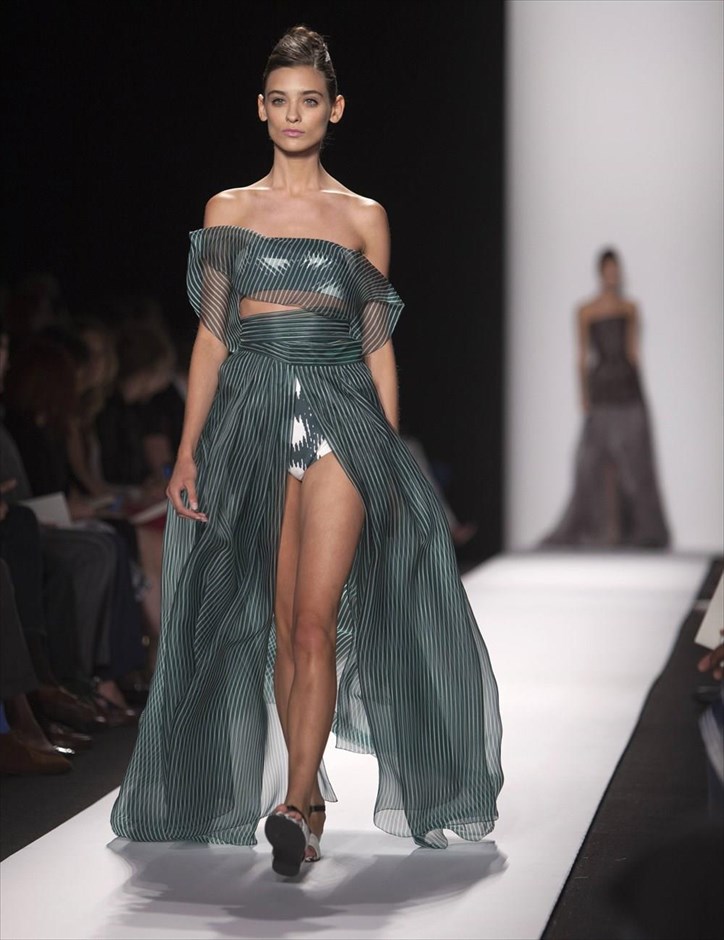 Εβδομάδα Μόδας στη Νέα Υόρκη - Carolina Herrera. Μοντέλο παρουσιάζει δημιουργία από την συλλογή Carolina Herrera Ανοιξη/Καλοκαίρι 2014, στην Εβδομάδα Μόδας της Νέας Υόρκης.