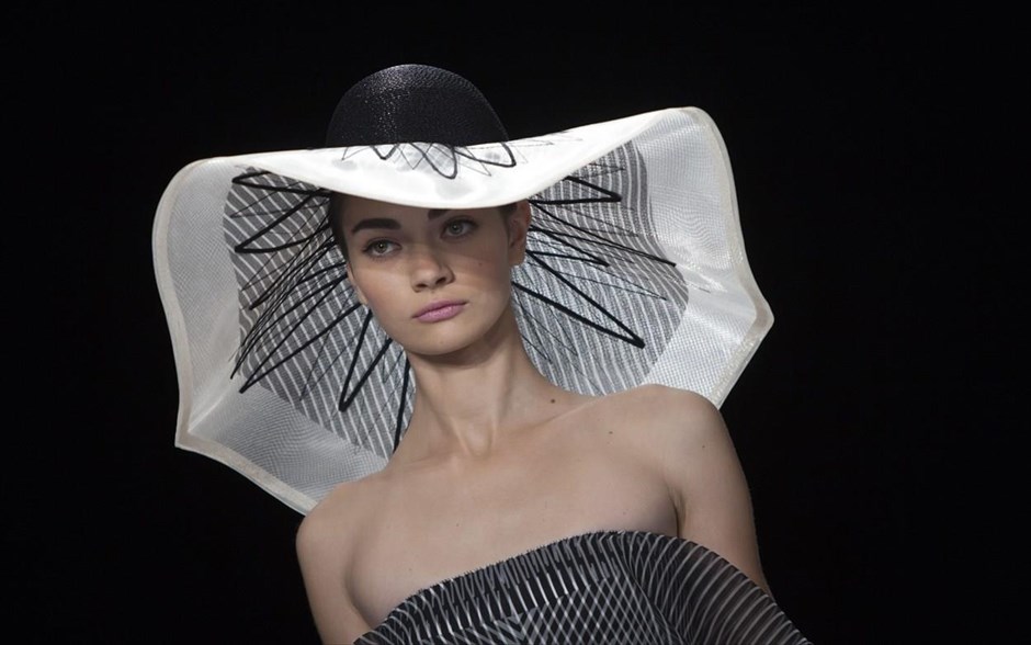 Εβδομάδα Μόδας στη Νέα Υόρκη - Carolina Herrera. Μοντέλο παρουσιάζει δημιουργία από την συλλογή Carolina Herrera Ανοιξη/Καλοκαίρι 2014, στην Εβδομάδα Μόδας της Νέας Υόρκης.