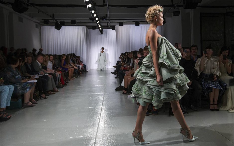 Εβδομάδα Μόδας στη Νέα Υόρκη - Zac Posen. Μοντέλο παρουσιάζει δημιουργία από την συλλογή Zac Posen Ανοιξη/Καλοκαίρι 2014, στην Εβδομάδα Μόδας της Νέας Υόρκης.