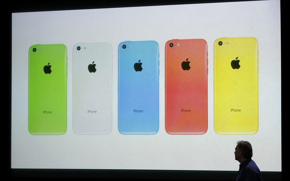 iPhone C - Apple . Τα πέντε χρώματα στα οποία θα κυκλοφορήσει το νέο iPhone C, παρουσιάστηκαν στην ειδική εκδήλωση στα γραφεία της Apple που πραγματοποιήθηκε την Τρίτη στην Καλιφόρνια.
