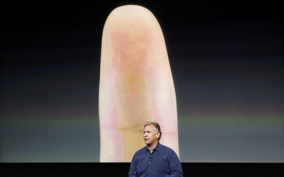 iPhone 5S. Ο Φιλ Σίλερ μιλά για τον «Touch ID» αισθητήρα για αναγνώριση δακτυλικού αποτυπώματος, ο οποίος είναι ενσωματωμένος στο home button του iPhone 5S, και μπορεί να χρησιμοποιηθεί για το «ξεκλείδωμα» της συσκευής σε συνδυασμό με τις πιο «παραδοσιακές» μεθόδους των κωδικών. Το αποτύπωμα «διαβάζεται» σε ανάλυση 500 ppi.
