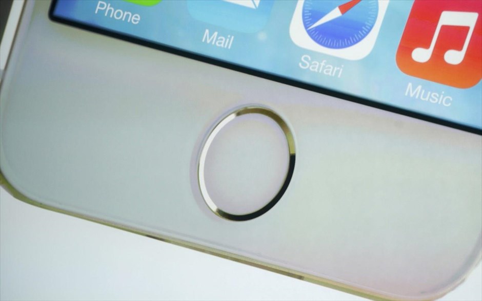 iPhone 5S. Ο «Touch ID» αισθητήρας για αναγνώριση δακτυλικού αποτυπώματος είναι ενσωματωμένος στο home button του iPhone 5S.