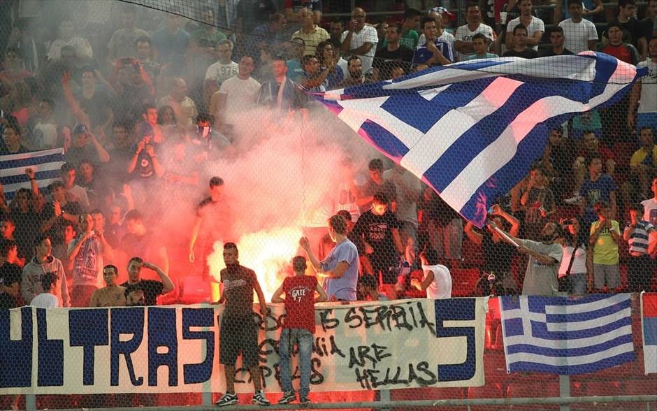 Eλλάδα - Λετονία. Οι φίλαθλοι πανηγυρίζουν για το γκολ που σημείωσε ο Σαλπιγγίδης στο 58ο λεπτό.