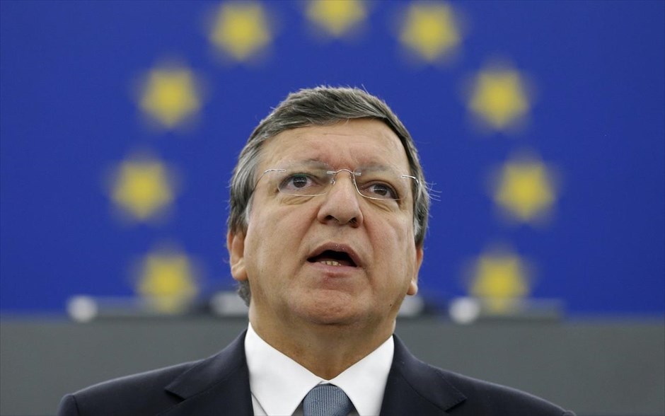 Μπαρόζο: «Κοινωνικά μη αποδεκτό» το επίπεδο της ανεργίας . «Κοινωνικά μη αποδεκτό» χαρακτήρισε το σημερινό επίπεδο της ανεργίας ο πρόεδρος της Ευρωπαϊκής Επιτροπής Ζοζέ Μανουέλ Μπαρόζο, μιλώντας στο Ευρωκοινοβούλιο για τελευταία φορά πριν λήξει η θητεία του στην προεδρία της Κομισιόν. Παράλληλα, απηύθυνε έκκληση προς την Ε.Ε. να θωρακίσει την εύθραυστη, όπως είπε, ανάκαμψη της οικονομίας.