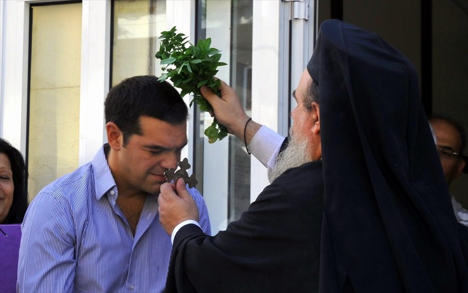 Το 1ο ΕΠΑΛ Νέας Ιωνίας επισκέφθηκε ο Αλ. Τσίπρας. Κάλεσμα σε εκπαιδευτικούς, γονείς και μαθητές να κάνουν αγώνα για να παραμείνει το σχολείο «όρθιο, ζωντανό και ανοιχτό» απηύθυνε ο πρόεδρος του ΣΥΡΙΖΑ Αλέξης Τσίπρας μετά από τον αγιασμό στο 1ο ΕΠΑΛ Νέας Ιωνίας. Εξηγώντας τους λόγους για τους οποίους αποφάσισε να επισκεφθεί το συγκεκριμένο σχολείο, ο πρόεδρος του ΣΥΡΙΖΑ αναφέρθηκε στις αποφάσεις της κυβέρνησης που οδήγησαν μέσα στο καλοκαίρι σε συρρίκνωση τα επαγγελματικά λύκεια.