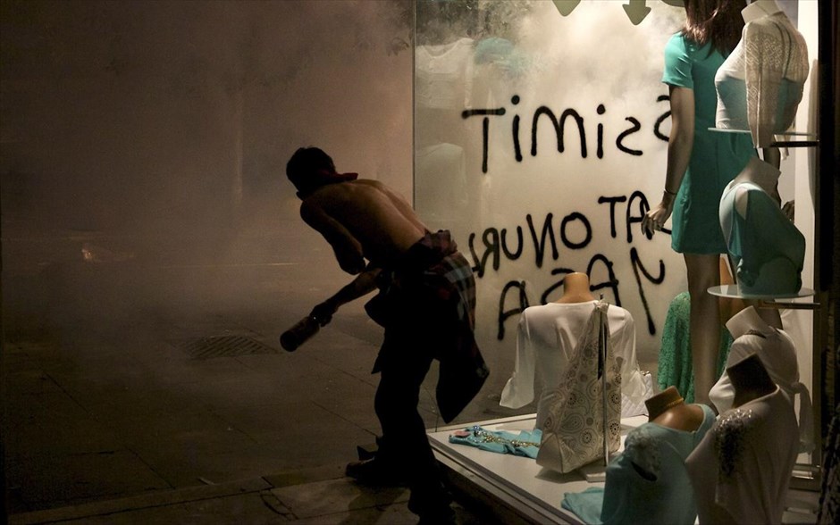 Τουρκία: Κύμα οργής μετά το θάνατο διαδηλωτή. Διαδηλωτής προσπαθεί να προστατευθεί από τα δακρυγόνα που ρίχνει η τουρκική αστυνομία, κατά τη διάρκεια διαμαρτυρίας στην Κωνσταντινούπολη. Η αστυνομία έκανε εκτεταμένη χρήση δακρυγόνων για να απωθήσει αρκετές εκατοντάδες διαδηλωτές οι οποίοι έκαναν πορεία στο κέντρο της Κωνσταντινούπολης για να εκφράσουν την διαμαρτυρία τους μετά το θάνατο ενός διαδηλωτή στη νότια επαρχία Χατάι την Τρίτη.