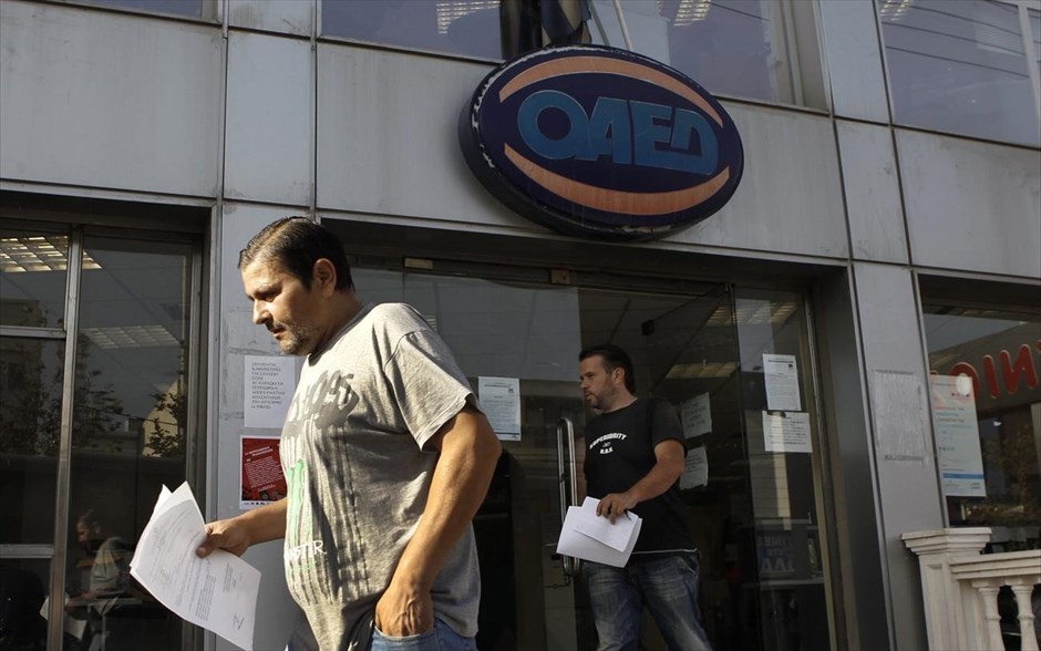 Στο 27,9% σκαρφάλωσε η ανεργία. Νέο ρεκόρ κατέρριψε το ποσοστό της ανεργίας στη χώρα τον Ιούνιο, σκαρφαλώνοντας στο 27,9% από 24,6% που ήταν τον Ιούνιο του 2012 και 27,6% το Μάιο του 2013. Σε ιδιαίτερα υψηλά επίπεδα συνεχίζει να κινείται το ποσοστό της ανεργίας στους νέους ηλικίας 15-24 ετών, που αυξήθηκε τον Ιούνιο στο 58,8%. Υψηλό ποσοστό καταγράφεται επίσης στον γυναικείο πληθυσμό, (31,9% από 28,4% τον Ιούνιο του 2012).