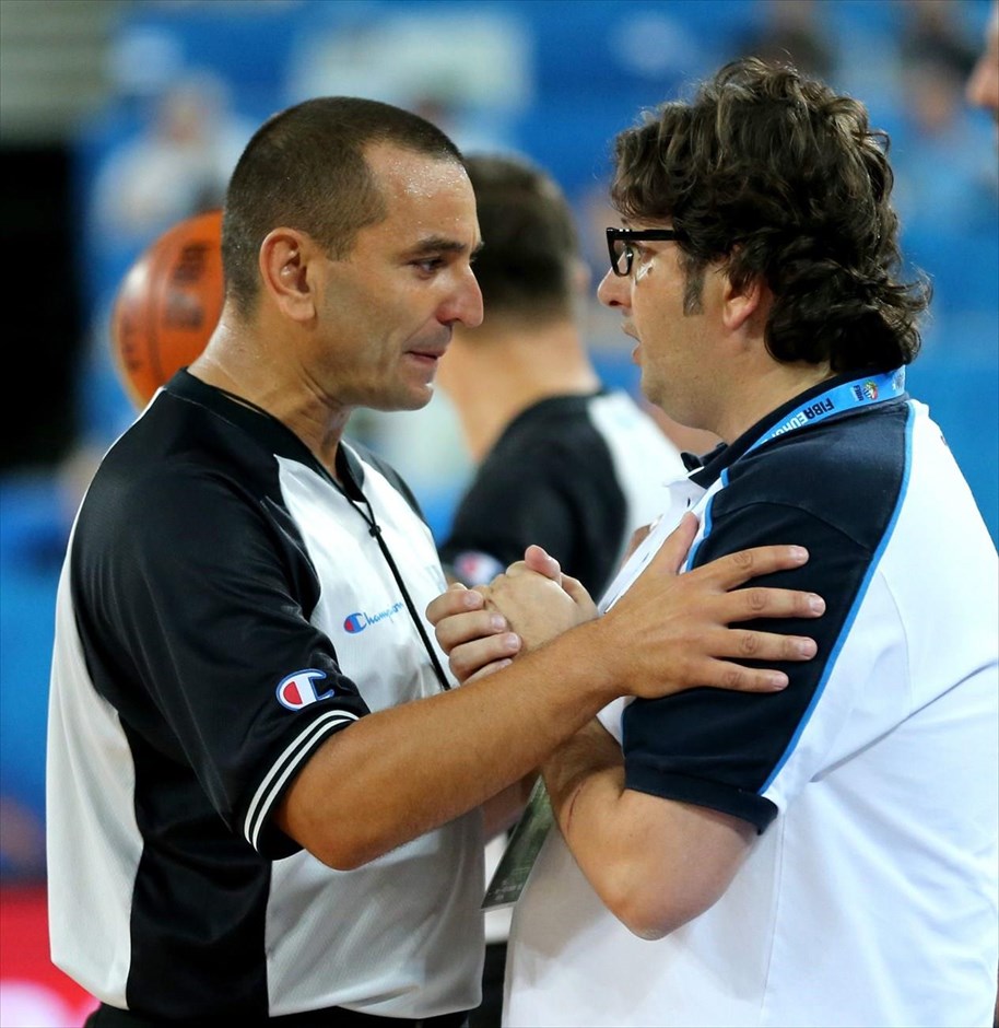 Ευρωμπάσκετ 2013: Ελλάδα - Ισπανία 79-75. Ο ομοσπονδιακός τεχνικός, Αντρέα Τρινκιέρι συνομιλεί με τον διαιτητή.