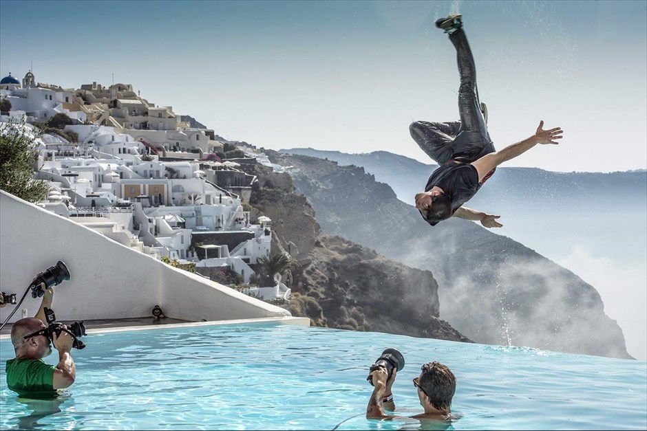 Freeruning στη Σαντορίνη. Ο Jason Paul από την Γερμανία εκτελεί ένα άλμα σε πισίνα ξενοδοχείου κατά την διάρκεια παρουσίασης του «Red Bull Art of Motion» freeruning που θα διεξαχθεί στις 14 Σεπτεμβρίου στην Σαντορίνη.
