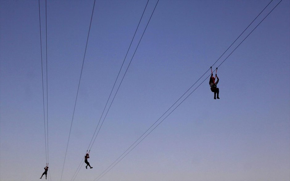 Παιχνίδια στον αέρα στο φεστιβάλ Rock in Rio. Κόσμος διασκεδάζει, γλιστρώντας με τροχαλίες πάνω σε σύρματα στον αέρα, στο μουσικό φεστιβάλ Rock in Rio, στο Ρίο ντε Τζανέιρο.