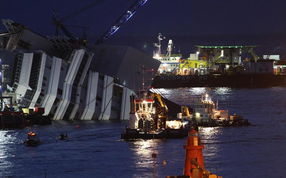 Προετοιμασίες για την ανέλκυση του Costa Concordia. Γενική άποψη από τις προετοιμασίες για την ανέλκυση του κρουαζιερόπλοιου Costa Concordia στο νησί Τζίλιο. Το Costa Concordia είναι βυθισμένο από τη δεξιά του πλευρά κοντά στα βράχια του νησιού Τζίλιο, έπειτα από το ναυάγιό του πέρυσι. Είκοσι μήνες μετά το ναυάγιο του κρουαζιερόπλοιου, στις 13 Ιανουαρίου 2012, στο οποίο έχασαν τη ζωή τους 30 άνθρωποι ενώ δύο αγνοούνται ακόμη, οι ιταλικές αρχές έδωσαν την άδεια για την ανέλκυση του πλοίου.