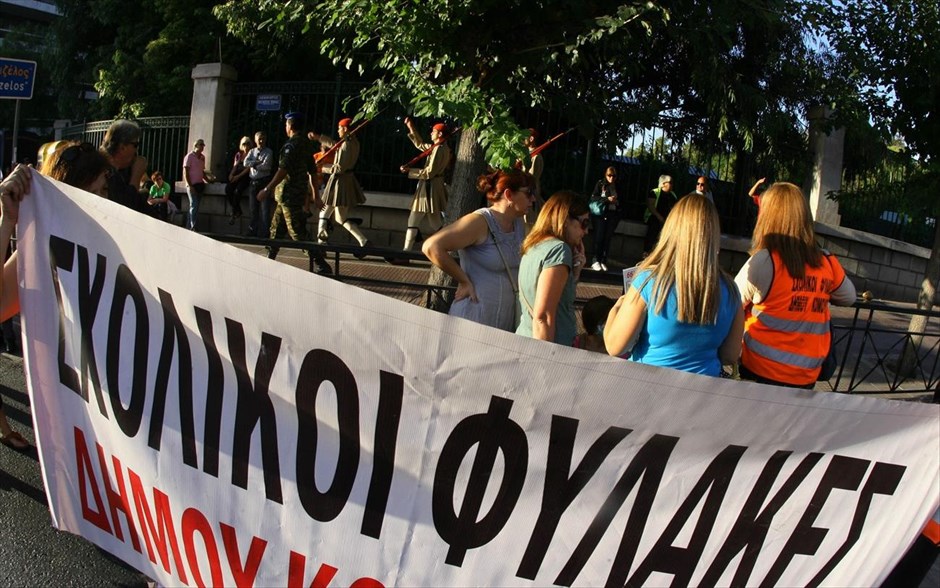 Ένταση στο υπ. Διοικητικής Μεταρρύθμισης. Οι διαμαρτυρόμενοι απομακρύνθηκαν από τον προαύλιο χώρο και παραμένουν συγκεντρωμένοι έξω από το υπουργείο.