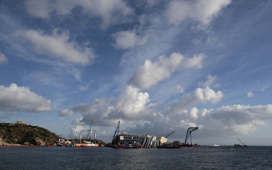 Επιχείρηση ανέλκυσης του Costa Concordia 3. Η επιχείρηση ανέλκυσης είχε προγραμματιστεί να αρχίσει στις 06.00 τοπική ώρα, ωστόσο καθυστέρησε για δύο ώρες, λόγω των ισχυρών καταιγίδων που έπληξαν την περιοχή κατά τη διάρκεια της νύχτας.