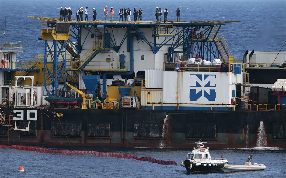 Επιχείρηση ανέλκυσης του Costa Concordia 5. Εργαζόμενοι του πληρώματος, που έχει αναλάβει την ανέλκυση, οργανώνουν την επιχείρηση από ένα σκάφος δίπλα στο ναυαγισμένο πλοίο.