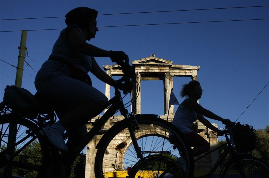 Πορεία με ποδήλατα για την προστασία της Αρκτικής. Ποδηλατοδρομία για την προστασία της Αρκτικής διοργάνωση την Κυριακή η Greenpeace.&nbsp;Η πορεία με τα ποδήλατα ξεκίνησε το απόγευμα της Κυριακής από την πλατεία Συντάγματος και κινήθηκε μέσω της λεωφόρου Συγγρού για να καταλήξει στην&nbsp; παραλία του Μπάτη.&nbsp;Στόχος της δράσης ήταν να αναδείξει τη σημασία του ευάλωτου συστήματος της Αρκτικής για το κλίμα της Γης.