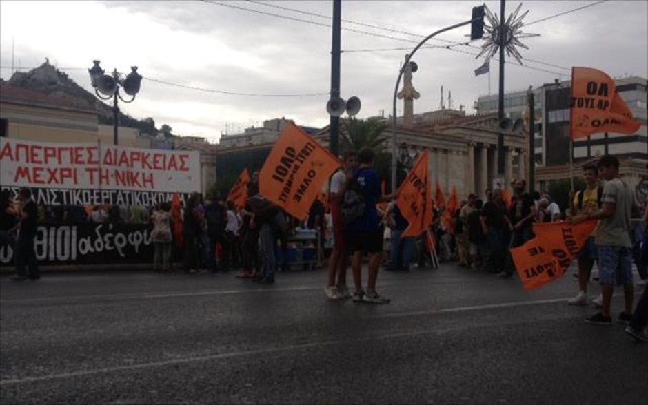 Συλλαλητήριο στα Προπύλαια - ΟΛΜΕ . Στιγμιότυπο από την απεργιακή συγκέντρωση στα Προπύλαια.