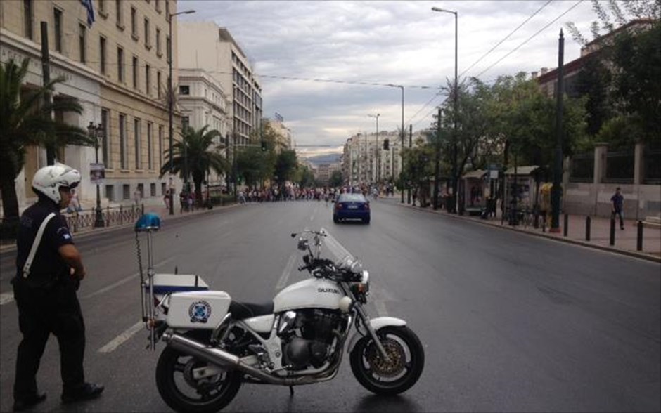 Συλλαλητήριο στα Προπύλαια. Λόγω του συλλαλητηρίου είναι κλειστή η οδός Πανεπιστημίου.