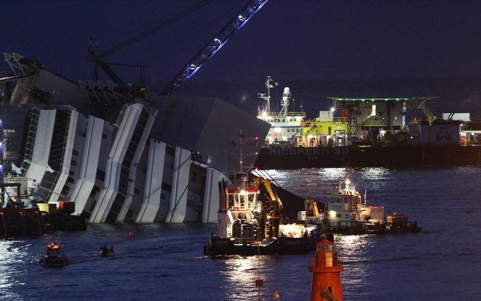 Επιχείρηση ανέλκυσης του Costa Concordia 6. Γενική άποψη από τις προετοιμασίες για την ανέλκυση του κρουαζιερόπλοιου Costa Concordia στο νησί Τζίλιο. Το Costa Concordia είναι βυθισμένο από τη δεξιά του πλευρά κοντά στα βράχια του νησιού Τζίλιο, έπειτα από το ναυάγιό του πέρυσι.