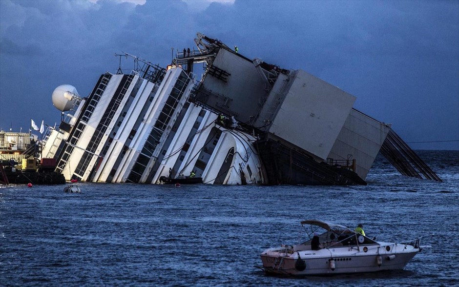 Επιχείρηση ανέλκυσης του Costa Concordia 7. Στις 13 Ιανουαρίου του 2012 το κρουαζιερόπλοιο προσέκρουσε σε ύφαλο και μισοβυθίστηκε με αποτέλεσμα να χάσουν τη ζωή τους οι 32 από τους 4.229 επιβάτες του. Ο κυβερνήτης του, Φραντσέσκο Σκετίνο κατηγορείται για ανθρωποκτονία εξ αμελείας, σε μία δίκη που είναι ακόμη σε εξέλιξη.