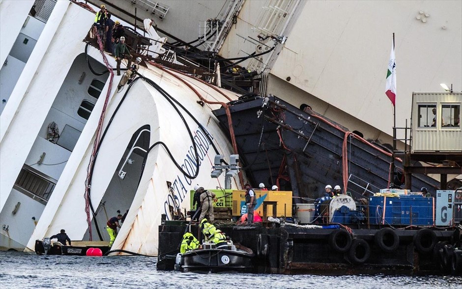 Επιχείρηση ανέλκυσης του Costa Concordia 8. Είκοσι μήνες μετά το ναυάγιο του κρουαζιερόπλοιου, στις 13 Ιανουαρίου 2012, στο οποίο έχασαν τη ζωή τους 30 άνθρωποι ενώ δύο αγνοούνται ακόμη, οι ιταλικές αρχές έδωσαν την άδεια για την ανέλκυση του πλοίου που είναι βυθισμένο από τη δεξιά του πλευρά κοντά στα βράχια του νησιού Τζίλιο.
