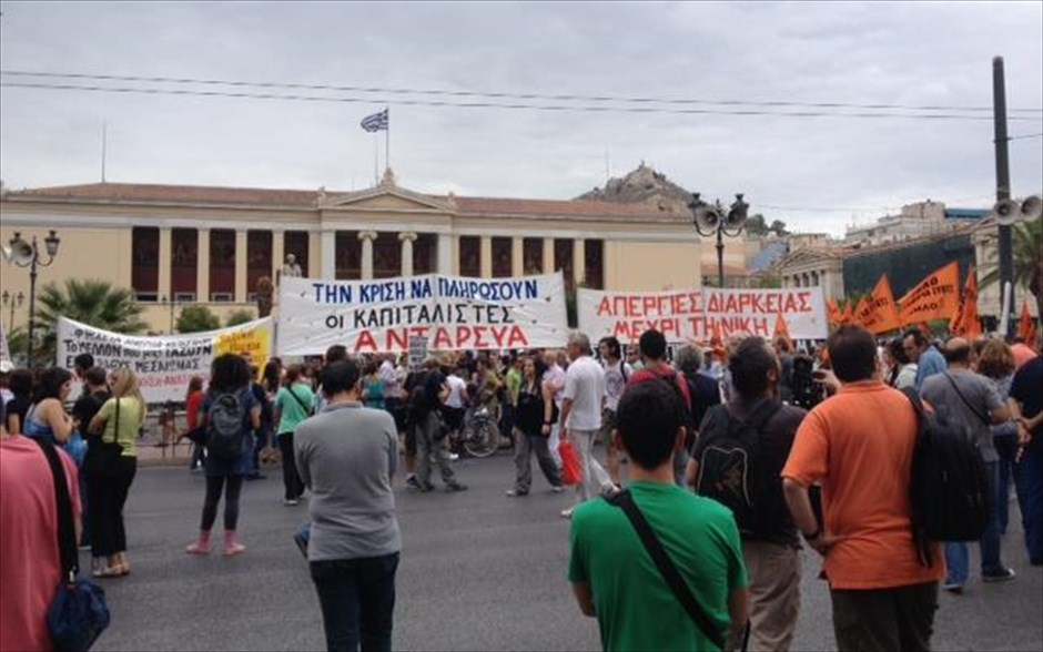Συλλαλητήριο στα Προπύλαια. Στιγμιότυπο από την απεργιακή συγκέντρωση στα Προπύλαια.