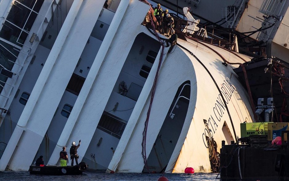 Επιχείρηση ανέλκυσης του Costa Concordia 10. Επικεφαλής των εργασιών ανέλκυσης είναι ο Νοτιοαφρικανός Νικ Σλόουν, ειδικός στις ανελκύσεις, ο οποίος ηγείται ομάδας 500 ατόμων, που εργάζονται σε 24ωρη βάση.