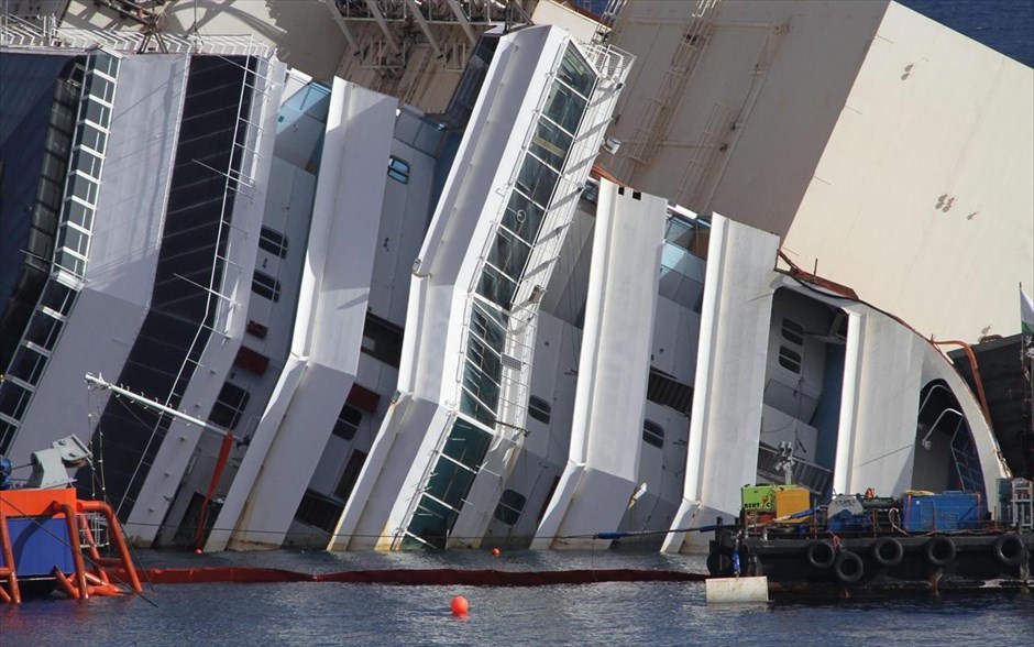 Επιχείρηση ανέλκυσης του Costa Concordia 11. Είναι η πρώτη φορά που επιχειρείται η ανόρθωση ενός πλοίου τέτοιου μεγέθους (μήκους 290 μέτρων και ύψους δέκα ορόφων), το οποίο βρίσκεται με βυθισμένη τη μία του πλευρά.