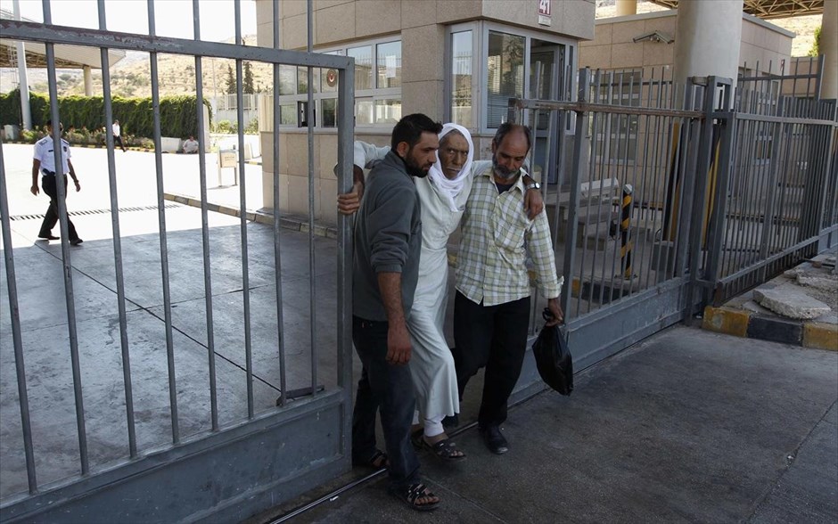 Σύροι πρόσφυγες στην Τουρκία. Ένας άνδρας από τη Συρία συνοδεύεται από τους συγγενείς του, καθώς εισέρχονται στην Τουρκία από την συνοριακή πύλη Cilvegozu, η οποία βρίσκεται απέναντι από συριακό εμπορικό σημείο διέλευσης&nbsp; Bab al-Hawa της επαρχίας Χατάι. Η Αίγυπτος, το Ιράκ, η Ιορδανία, ο Λίβανος και η Τουρκία είναι οι βασικές χώρες υποδοχής της πλειονότητας των σύρων προσφύγων.
