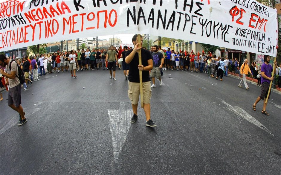 ΟΛΜΕ - Σύνταγμα. Οι&nbsp;καθηγητές&nbsp;της δευτεροβάθμιας εκπαίδευσης πραγματοποιούν από σήμερα σε πενθήμερες επαναλαμβανόμενες απεργίες, ενώ σήμερα και αύριο απεργούν και οι&nbsp;ιδιωτικοί εκπαιδευτικοί&nbsp; (ΟΙΕΛΕ).&nbsp;