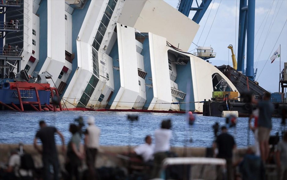 Επιχείρηση ανέλκυσης του Costa Concordia 16. Οι ομάδες των μηχανικών ξεκίνησαν την άρση του καταστραμμένου τμήματος τη Δευτέρα, σε μία από τις πιο πολύπλοκές και δαπανηρές επιχειρήσεις ανέλκυσης που έχουν πραγματοποιηθεί έως τώρα.