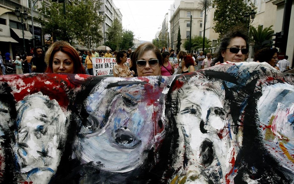 Διαμαρτυρία εκπαιδευτικών και σχολικών φυλάκων. Χαρακτηριστικό στιγμιότυπο από την συγκέντρωση και πορεία διαμαρτυρίας σχολικών φυλάκων, εκπαιδευτικών και μαθητών ενάντια στις μεταρρυθμίσεις της Κυβέρνησης.