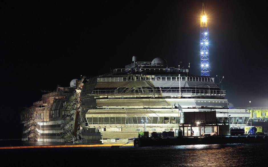 Επιτυχής η επιχείρηση ανέλκυσης του Costa Concordia. Ολοκληρώθηκε με επιτυχία στις 02.00 GMT στο νησί Τζίλιο της Τοσκάνης η προσπάθεια περιστροφής και ανόρθωσης του βυθισμένου κρουαζιερόπλοιου Costa Concordia. Για την ανόρθωση του Costa Concordia χρειάστηκαν 19 ώρες. Ήταν μια από τις πλέον πολύπλοκες και ακριβές επιχειρήσεις ανέλκυσης πλοίου που έγινε ποτέ καθώς το 114.500 τόνων κρουαζιερόπλοιο ανορθώθηκε με τη βοήθεια ειδικών χαλύβδινων καλωδίων και τοποθετήθηκε σε μια ειδική τεχνητή πλατφόρμα.