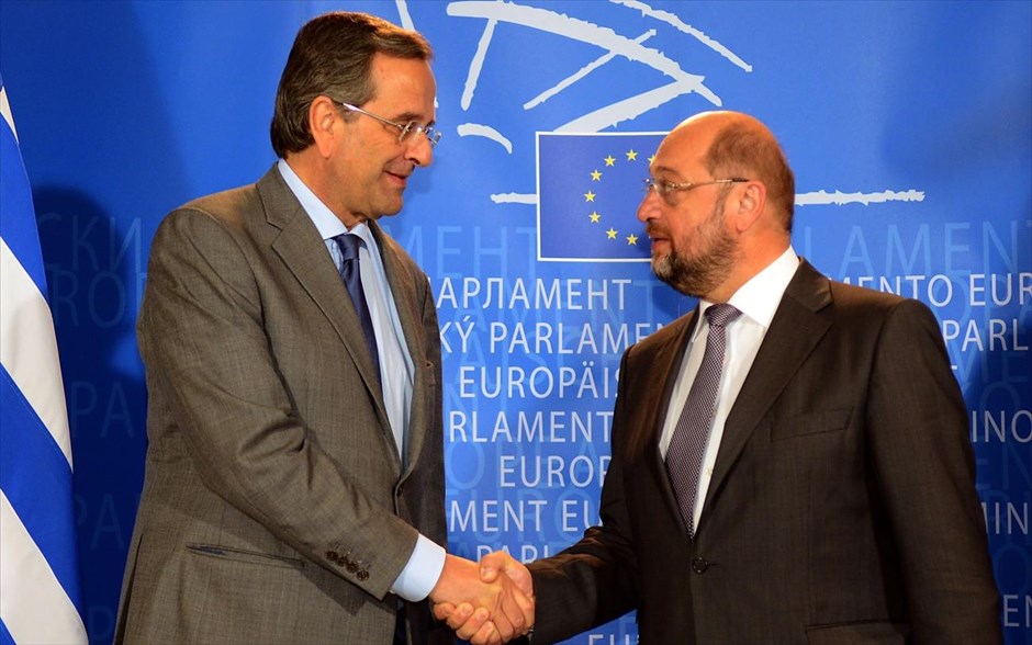 Στήριξη Μ. Σούλτς στην Ελλάδα και στην κυβέρνηση του Α. Σαμαρά . Ο πρωθυπουργός Αντώνης Σαμαράς (αριστερά) ανταλλάσει χειραψία με τον πρόεδρο του Ευρωπαϊκού Κοινοβουλίου Μάρτιν Σουλτς στις Βρυξέλλες. Την πλήρη στήριξη του Ευρωπαϊκού Κοινοβουλίου στην Ελλάδα και στην κυβέρνηση του Αντώνη Σαμαρά εξέφρασε ο Μάρτιν Σουλτς, μετά τη συνάντηση που είχε με τον έλληνα πρωθυπουργό στις Βρυξέλλες. «Βλέπουμε έξοδο από το τούνελ στην Ελλάδα» δήλωσε ο κ. Σουλτς, επισημαίνοντας ότι εφόσον επιβεβαιωθεί ο στόχος για πρωτογενές πλεόνασμα θα πρέπει να ληφθούν αποφάσεις με στόχο την οικονομική ανάκαμψη της χώρας.