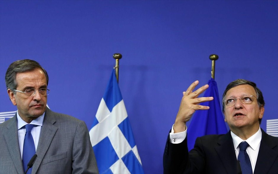Συνάντηση του πρωθυπουργού Α, Σαμαρά με τον πρόεδρο της Κομισιόν, Ζοσέ Μανουέλ Μπαρόζο. Ο έλληνας πρωθυπουργός Αντώνης Σαμαράς και ο πρόεδρος της Κομισιόν Ζοζέ Μανουέλ Μπαρόζο κάνουν δηλώσεις κατά τη διάρκεια κοινής συνέντευξης Τύπου μετά τη συνάντησή τους στις Βρυξέλλες. Ο κ. Μπαρόζο εξέφρασε τη στήριξή του στις προσπάθειες της Ελλάδας, εξαίροντας «την αποφασιστικότητα του κ. Αντώνη Σαμαρά», την οποία μάλιστα χαρακτήρισε κλειδί για την επιτυχία του προγράμματος. Παράλληλα ζήτησε από την ελληνική κυβέρνηση να δοθεί έμφαση στις διαρθρωτικές μεταρρυθμίσεις και επιτάχυνση του προγράμματος αποκρατικοποιήσεων.