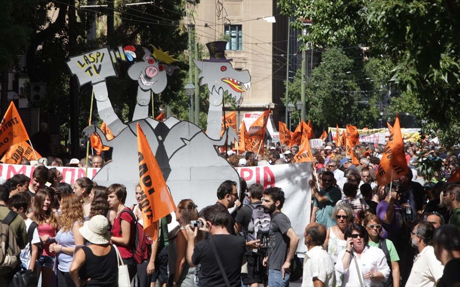 Πορεία ΑΔΕΔΥ. Εκπαιδευτικοί συμμετέχουν στο συλλαλητήριο.