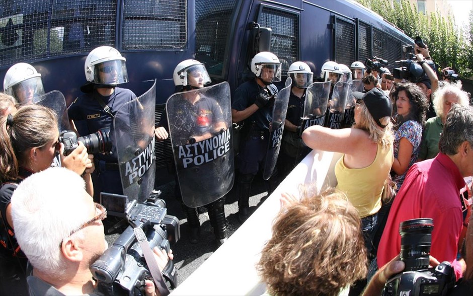 Πορεία ΑΔΕΔΥ. Οξύνθηκαν προς στιγμήν τα πνεύματα έξω από τη Βουλή, όταν μερίδα διαδηλωτών ήρθε πρόσωπο με πρόσωπο με αστυνομικούς των ματ που&nbsp;έχουν παρατάξει&nbsp;κλούβες επί της Βασ. Σοφίας.