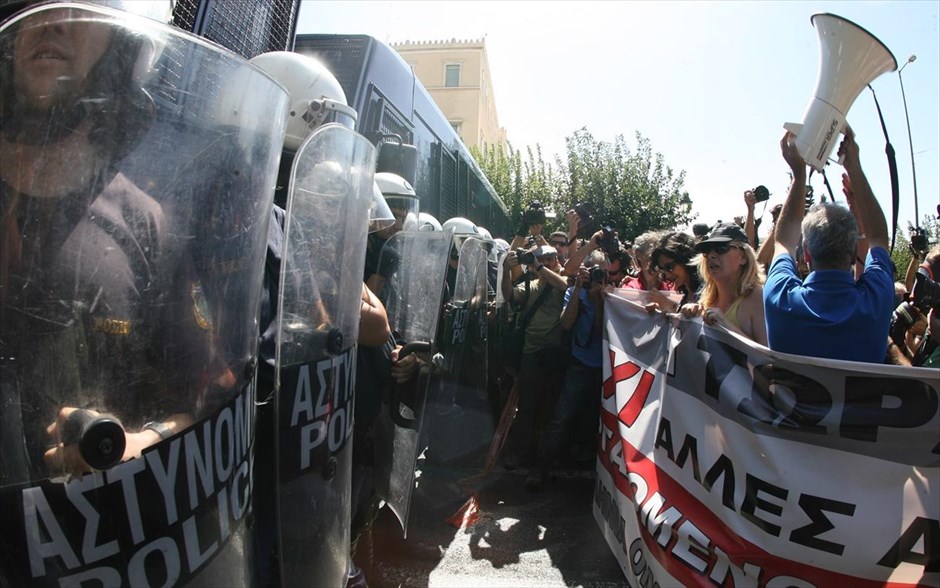 Απεργιακό συλλαλητήριο της ΑΔΕΔΥ. Οξύνθηκαν προς στιγμήν τα πνεύματα έξω από τη Βουλή, όταν μερίδα διαδηλωτών ήρθε πρόσωπο με πρόσωπο με αστυνομικούς των ματ που&nbsp;έχουν παρατάξει&nbsp;κλούβες επί της Βασ. Σοφίας.