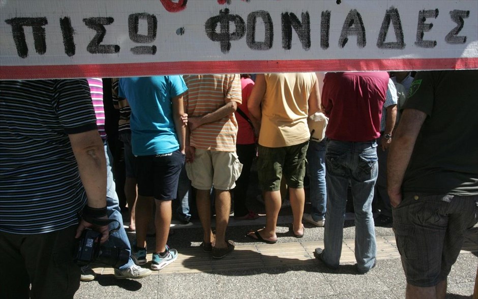Πλήθος κόσμου συγκεντρώθηκε στην περιοχή οπού δολοφονήθηκε ο 34χρονος Παύλος Φύσσας. Πλήθος κόσμου συγκεντρώθηκε στην περιοχή οπού δολοφονήθηκε ο 34χρονος Παύλος Φύσσας τα ξημερώματα στην Αμφιάλη. Ο 45χρονος συλληφθείς για τη δολοφονία του νεαρού άνδρα ομολόγησε την πράξη του και παραδέχθηκε ότι ανήκει στη Χρυσή Αυγή, όπως ανακοίνωσε η αστυνομία.