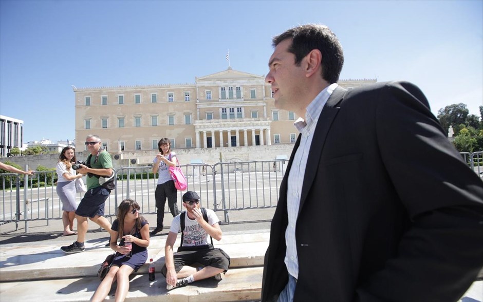 Την οδύνη του για τη δολοφονία του Παύλου Φύσσα εξέφρασε ο πρόεδρος του ΣΥΡΙΖΑ. Την οδύνη του για τη δολοφονία του 34χρονου Παύλου Φύσσα εξέφρασε ο πρόεδρος του ΣΥΡΙΖΑ, Αλ. Τσίπρας, κατά τη διάρκεια του απεργιακού συλλαλητηρίου, ενώ έκανε λόγο για «σχέδιο αποσταθεροποίησης και αποπροσανατολισμού, ενορχηστρωμένο από ακροδεξιά κέντρα και τη νεοναζιστική συμμορία της Χρυσής Αυγής». Ο κ. Τσίπρας σε δηλώσεις του καταφέρθηκε μάλιστα προσωπικά εναντίον του Πρωθυπουργού, τονίζοντας ότι ο κ. Σαμαράς θα έπρεπε να συνειδητοποιεί σήμερα «τη μεγάλη ευθύνη που έχει, όταν για λόγους μικροκομματικών συμφερόντων κατασκευάζει εδώ και μήνες αυτή την ανιστόρητη θεωρία των δύο άκρων, εξισώνοντας τους θύτες με τα θύματα και αντικειμενικά νομιμοποιώντας, αν όχι αθωώνοντας, συμπεριφορές που ξεπερνάνε τα όρια».