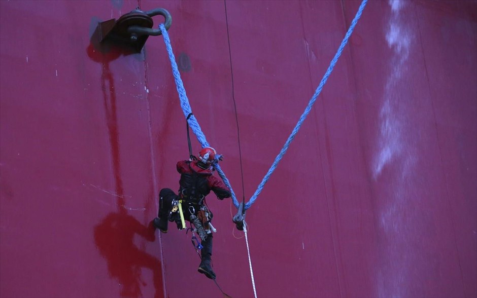 Διαμαρτυρία της Greenpeace στην Αρκτική. Ακτιβιστής της Greenpeace επιχειρεί να αναρριχηθεί στην εξέδρα άντλησης πετρελαίου της ρωσικής εταιρίας Gazprom, στο κοίτασμα Πριραζλόμναγια στην Αρκτική. Η οργάνωση διαμαρτύρεται για τις επιπτώσεις που πρόκειται να έχει στο περιβάλλον η έναρξης των γεωτρήσεων που είναι προγραμματισμένες να ξεκινήσουν στο τέλος του χρόνου.