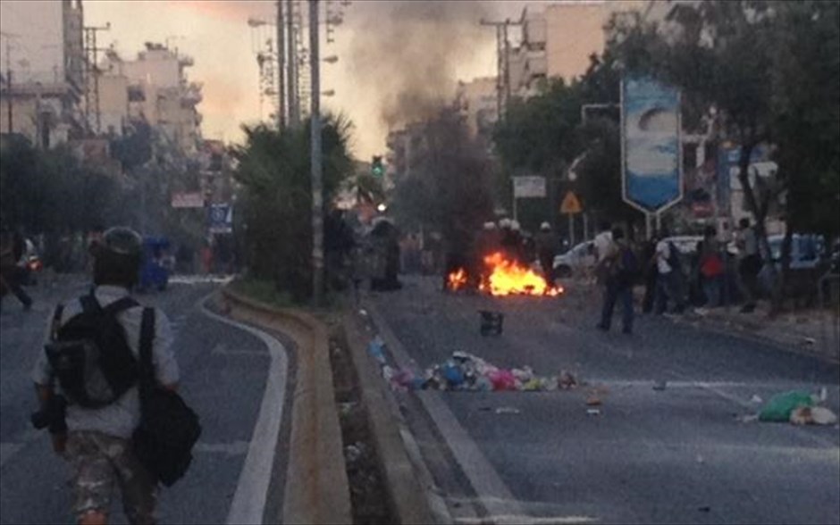 Συγκέντρωση στην Αμφιάλη - επεισόδια 1. Στιγμιότυπο από τα επεισόδια στην Αμφιάλη.