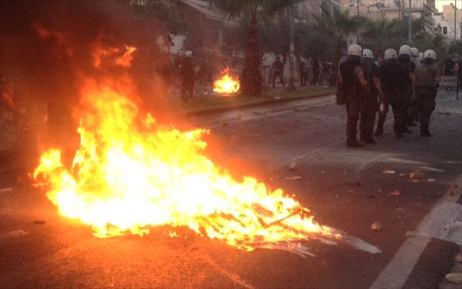 Συγκέντρωση στην Αμφιάλη - επεισόδια 3. Στιγμιότυπο από τα επεισόδια στην Αμφιάλη.