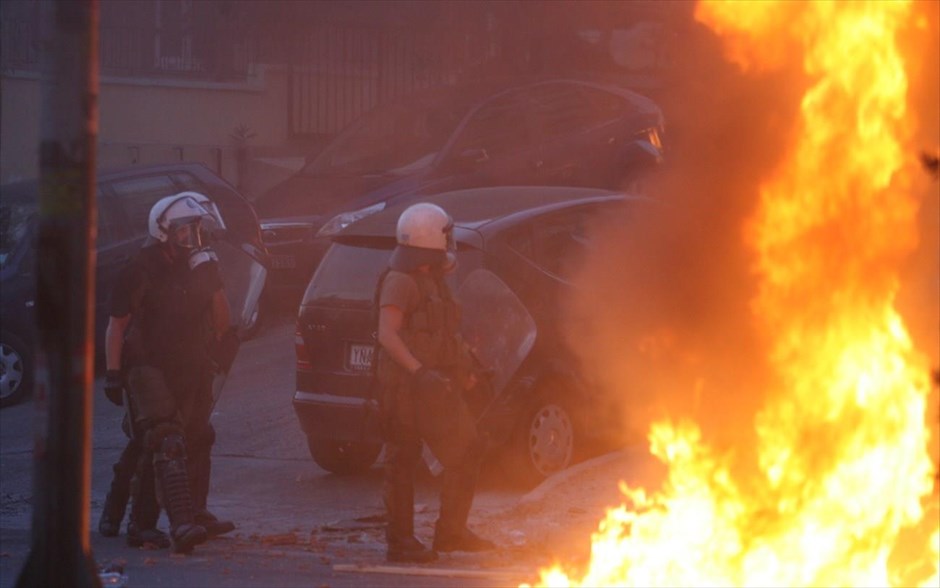 Αντιφασιστική συγκέντρωση στην Αμφιάλη - επεισόδια #7. Επεισόδια σημειώθηκαν έξω από το αστυνομικό τμήμα Κερατσινίου.